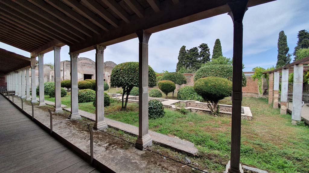 II.4.6. Pompeii. August 2021. Looking north-east across garden area from west portico.
Foto Annette Haug, ERC Grant 681269 DÉCOR.
