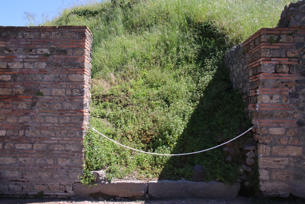 II.5.2 Pompeii. May 2024. Entrance doorway, looking south. Photo courtesy of Klaus Heese.