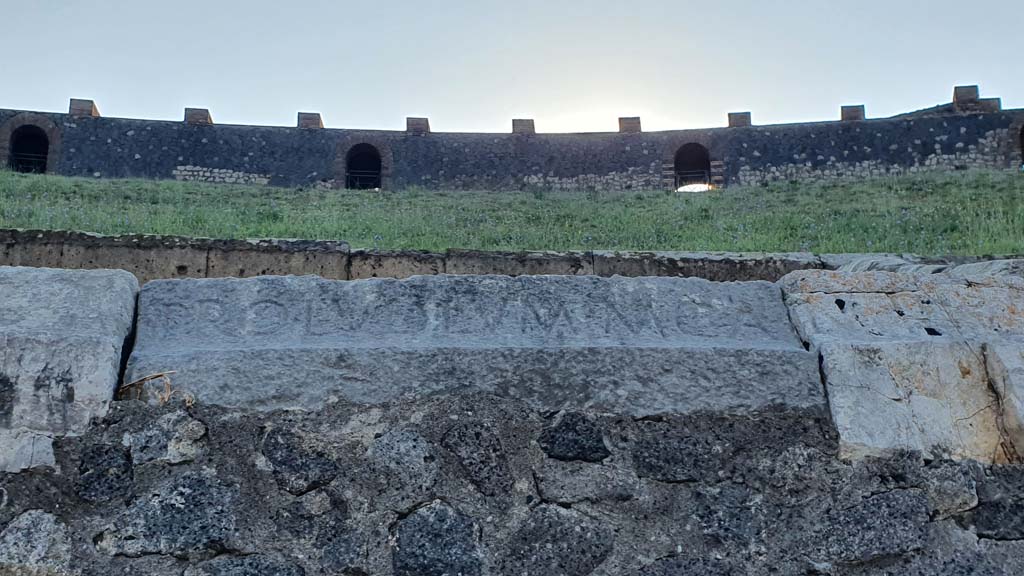 II.6 Pompeii. July 2021. Inscription carved on rim of inner wall of the arena of the amphitheatre.
Foto Annette Haug, ERC Grant 681269 DÉCOR.
