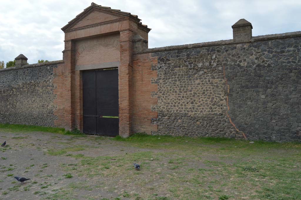 II.7.4 Pompeii. Palaestra. October 2017. Looking west to entrance doorway.
Foto Taylor Lauritsen, ERC Grant 681269 DÉCOR.
