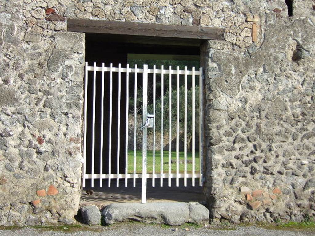 II.8.1 Pompeii. December 2004. Entrance.

