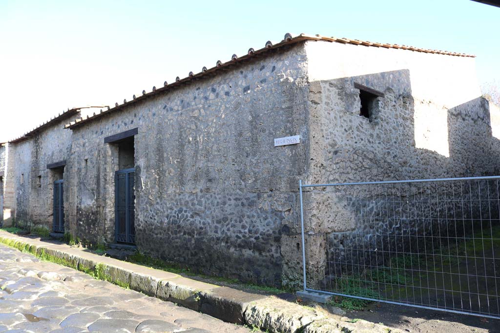 II.9.2 and II.9.1, Pompeii, December 2018. Entrance doorways on east side of Via di Nocera. Photo courtesy of Aude Durand.

