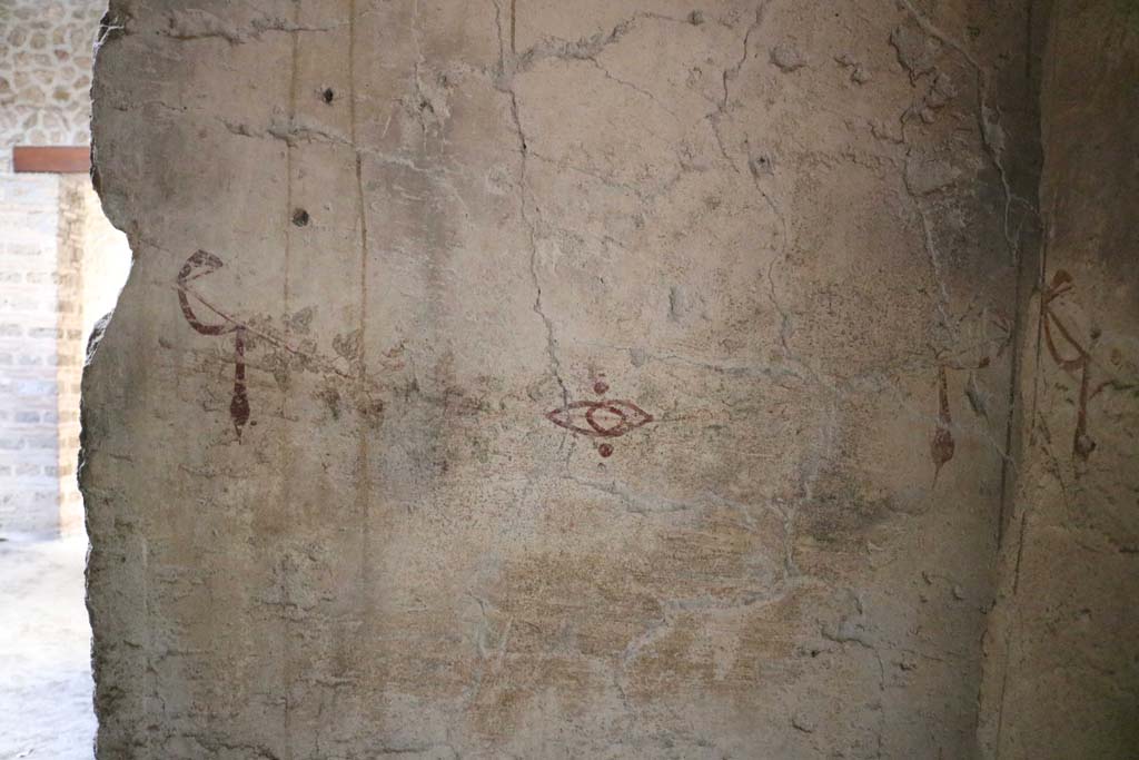 II.9.1 Pompeii. December 2018. Looking west in north-west corner of room 7 with remaining painted decoration.
The doorway to the atrium is on the left. Photo courtesy of Aude Durand.
