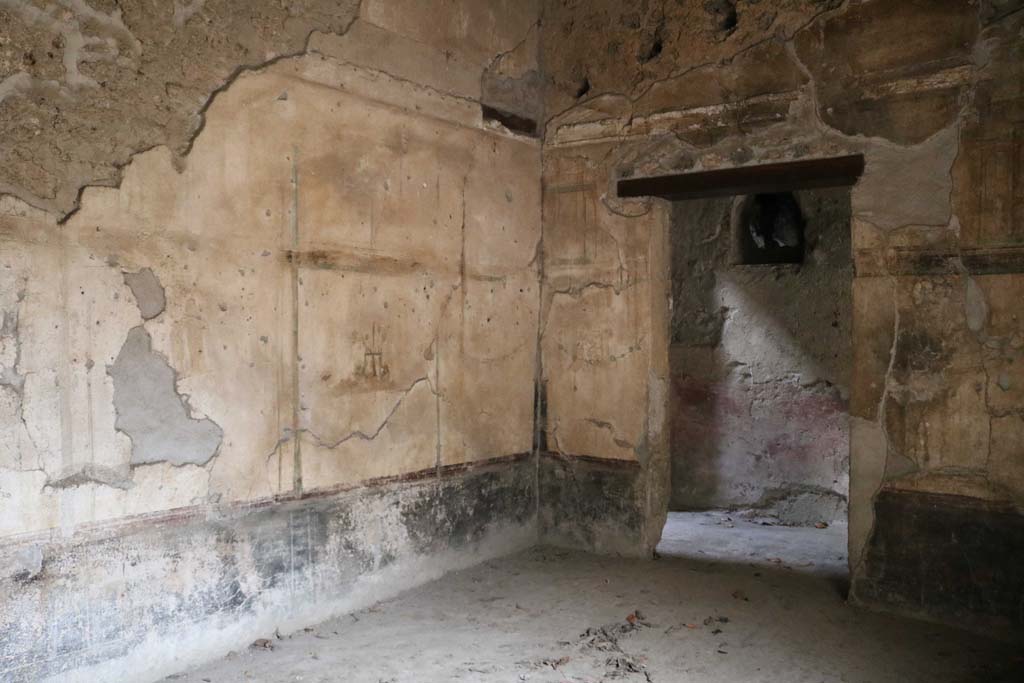 II.9.1 Pompeii. December 2018. 
Looking towards north-west corner of room 5 with large window on south side behind atrium. Photo courtesy of Aude Durand.
