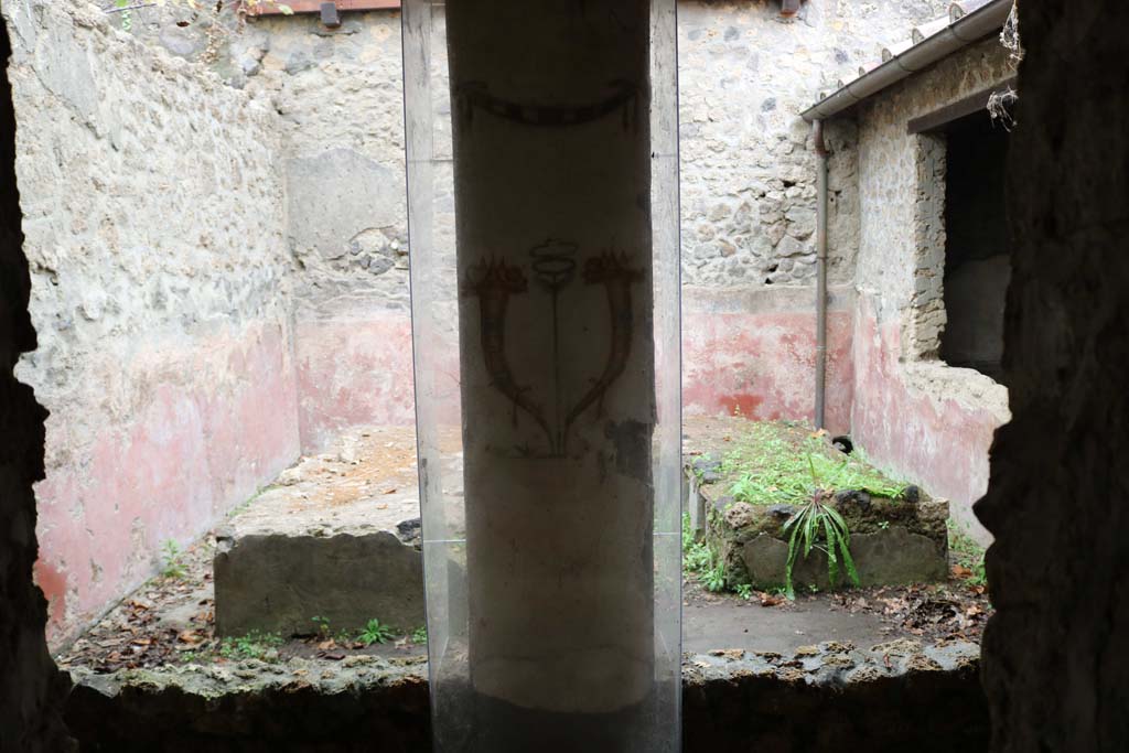 II.9.1 Pompeii. December 2018. Looking south across triclinium 8 from corridor 6. 
Painting of Horn of Plenty on north side of column on the north side of the triclinium. Photo courtesy of Aude Durand.

