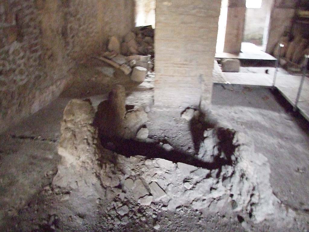 II.9.2 Pompeii. December 2007. Room 4. Pilaster at east end of south wall of entrance corridor. 
The wooden staircase in room 2 led to the upper floor which covered around two-thirds of the house.
The upper floor found a point of support on a pillar in mixed construction located in room 4.
See Attivit della Soprintendenza: Regio II, Insula 9: Rivista di Studi Pompeiani II, 1988, p. 200.
