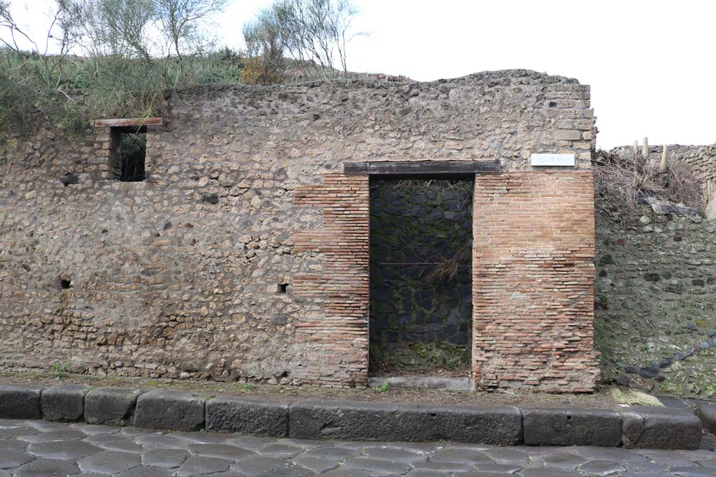 III.1.6 Pompeii. December 2018. Entrance doorway on north side of Via dellAbbondanza. Photo courtesy of Aude Durand.