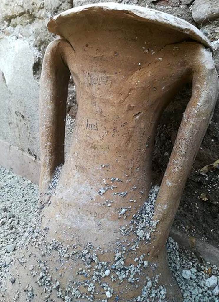 III.3.6 Pompeii. December 2017. Room in north-east corner with amphorae with inscription on neck.
Secondo il Parco Archeologico di Pompei, le anfore rinvenute intatte, dovevano contenere olio, vino e salse di pesce: un'anfora presenta iscrizioni dipinte in cui si leggono numeri, a indicare i quantitativi, e, verosimilmente, il prodotto contenuto. L'uso come deposito dell'ambiente è confermato dai graffiti visibili su una delle pareti dell'ambiente, che ribadiscono l'attività di stoccaggio.

According to the Parco Archeologico di Pompei, the amphorae found intact, had to contain oil, wine and fish sauce: This vase has painted inscriptions in which you can read numbers, to indicate the quantities, and, probably, the product contained. The use of the room as storage is confirmed by the graffiti visible on one of the walls of the room, which reiterate the activity of storage.
Photo © Parco Archeologico di Pompei.
