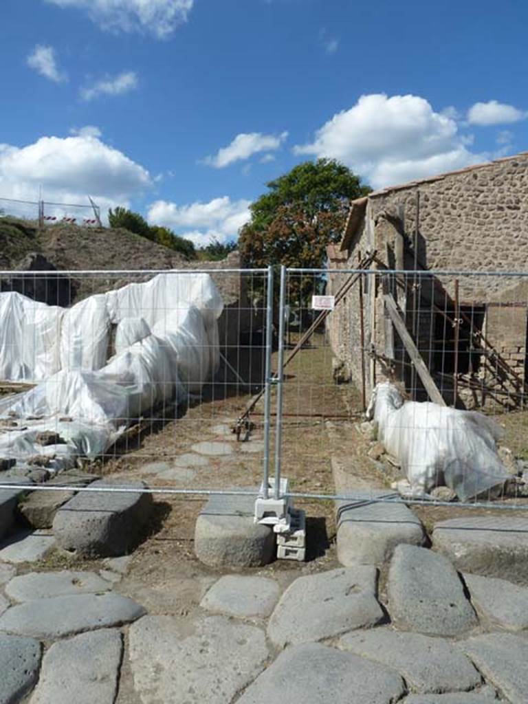 III.4.1 Pompeii. September 2015. Looking north towards Vicolo di Ifigenia, and III.4.1, on right.