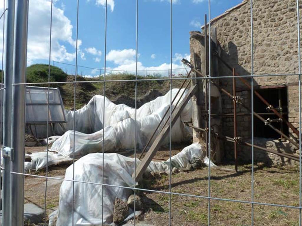 III.4.1 Pompeii. September 2015. Looking towards site of west wall, and north-west corner with niche.