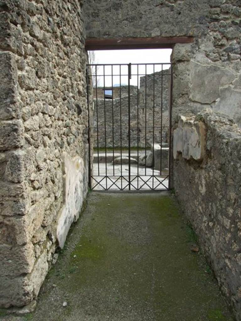 III.4.3  Pompeii.  March 2009.   Room 21.  Entrance corridor from III.4.2, looking south.