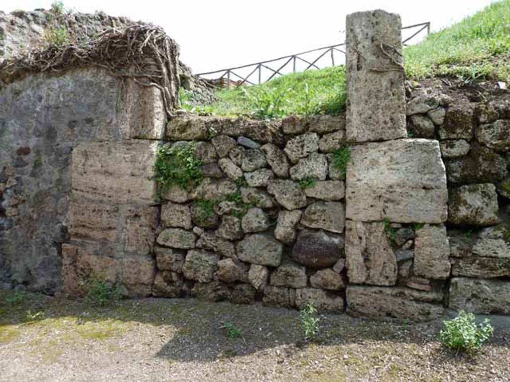 III.8.2 Pompeii. May 2010. Blocked entrance on Via di Nola.
According to Della Corte the following electoral recommendation was found on this faade:
Vescinus rog(at)  [CIL IV 418]
See Della Corte, M., 1965.  Case ed Abitanti di Pompei. Napoli: Fausto Fiorentino. (p. 139)

According to Epigraphik-Datenbank Clauss/Slaby (See www.manfredclauss.de) this read

Ti(berium) Claudium
d(uum)v(irum) i(ure) d(icundo) Vescinus rogat      [CIL IV 418]
