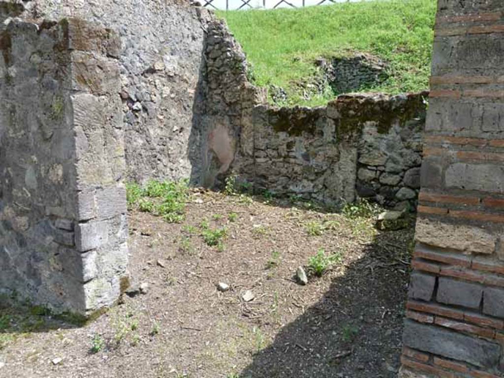 3.8.6 Pompeii. May 2010. Entrance, looking east.