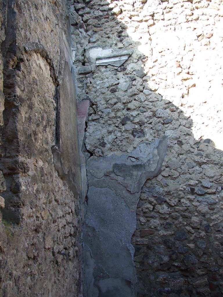 V.1.18 Pompeii.  December 2007.  
Triclinium “m” at end of corridor “m’ ” leading north from peristyle “i”, with remains of wall decoration in north-west corner.
