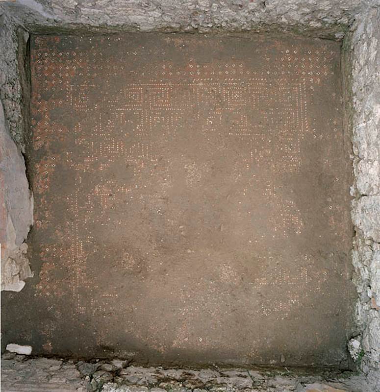 V.1.18 Pompeii. c.2005-2008.   
Room “n”, oecus, remaining flooring. Photo by Hans Thorwid.
Photo courtesy of The Swedish Pompeii Project
