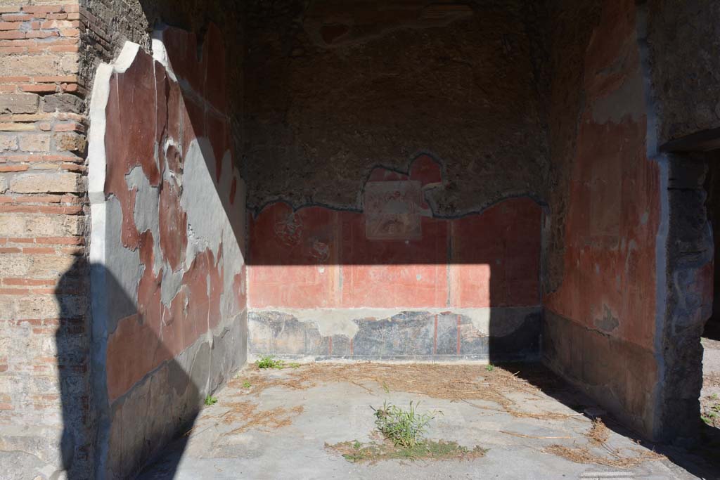 V.1.18 Pompeii. October 2019. Exedra “o”, looking north through doorway into the middle room on north side of peristyle “i”,
Foto Annette Haug, ERC Grant 681269 DÉCOR.

