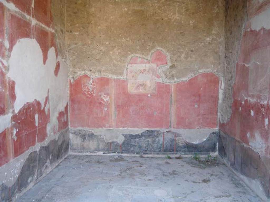 V.1.18 Pompeii. May 2012. Looking north in exedra “o”, the middle room on north side of peristyle “i”, Photo courtesy of Buzz Ferebee. 
