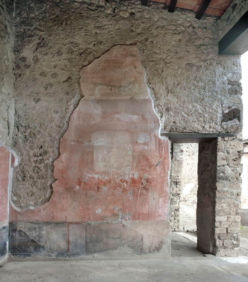 V.1.18 Pompeii. 2012. 
Room “o”, exedra, east wall. Photo by Hans Thorwid.
“E. Wall in 2012. Lower part and floor line taken in 2012.”
Photo and words courtesy of The Swedish Pompeii Project.
