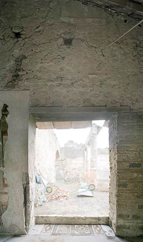 V.1.18 Pompeii. c.2005-2008.  
Room “y”, exedra, looking south to doorway to peristyle. Photo by Hans Thorwid.
Photo courtesy of The Swedish Pompeii Project.
