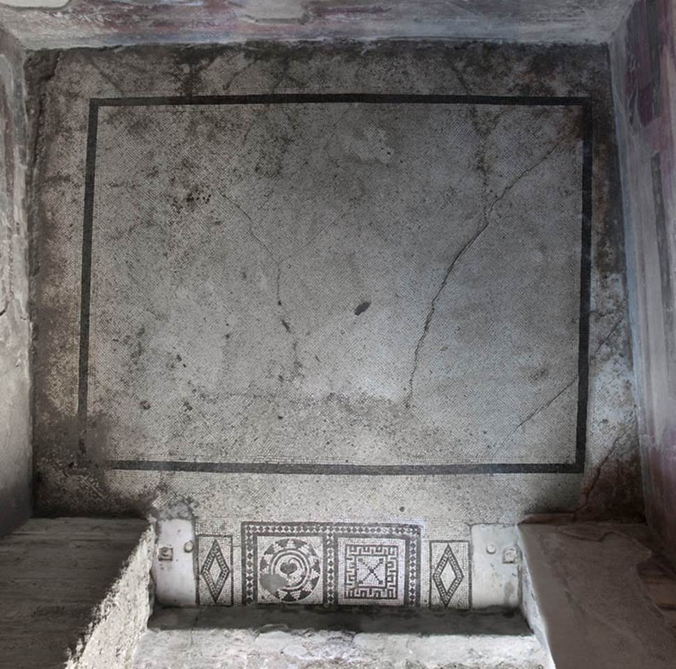 V.1.18 Pompeii. c.2005-2008.  
Room “y”, flooring in exedra. Photo by Hans Thorwid.
Photo courtesy of The Swedish Pompeii Project.
