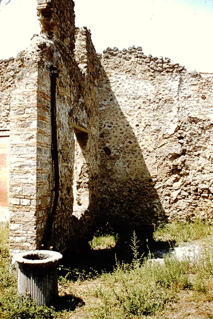 V.1.23 Pompeii. 1959. 
Room “l” (L), looking north to marble puteal of the cistern in courtyard garden area, and the lead pipe that fed the cistern with rainwater from the roof.
Photo by Stanley A. Jashemski.
Source: The Wilhelmina and Stanley A. Jashemski archive in the University of Maryland Library, Special Collections (See collection page) and made available under the Creative Commons Attribution-Non Commercial License v.4. See Licence and use details.
J59f0440

