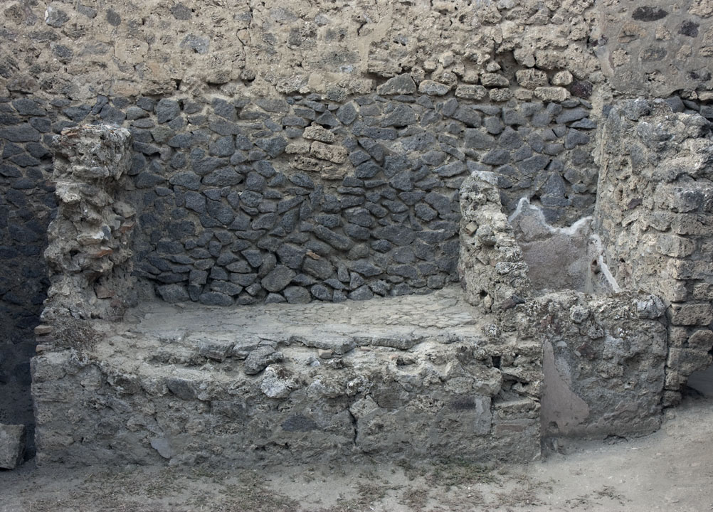 V.1.23 Pompeii. Room “n”, bench against north wall of kitchen area. Photo by Hans Thorwid.
Photo courtesy of the Swedish Pompeii Project.
