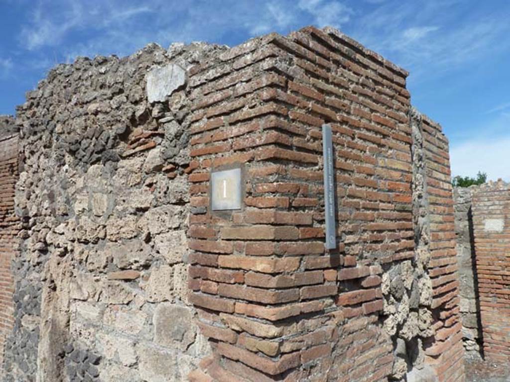 V.2.1 Pompeii. September 2015. East side of entrance doorway.