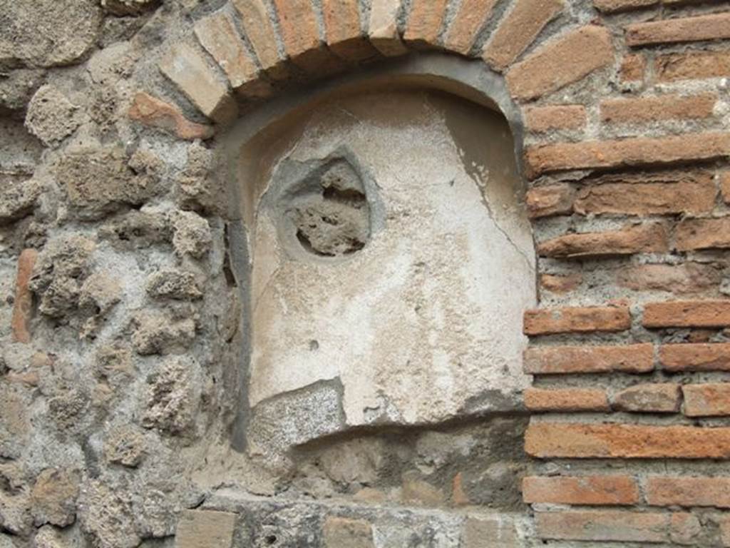 V.2.1 Pompeii. December 2007.  Niche in room on west side of entrance.