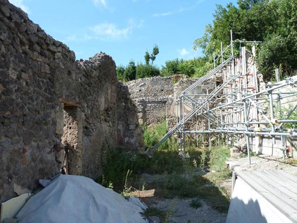 V.2.19 Pompeii. September 2015. Looking north from entrance doorway.