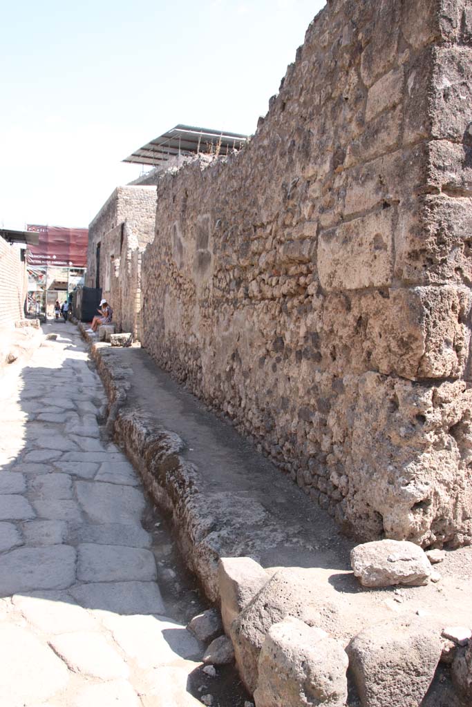 Vicolo delle Nozze dArgento, looking east. September 2021. 
The north (side) wall of V.2.f is on the right. Photo courtesy of Klaus Heese.
