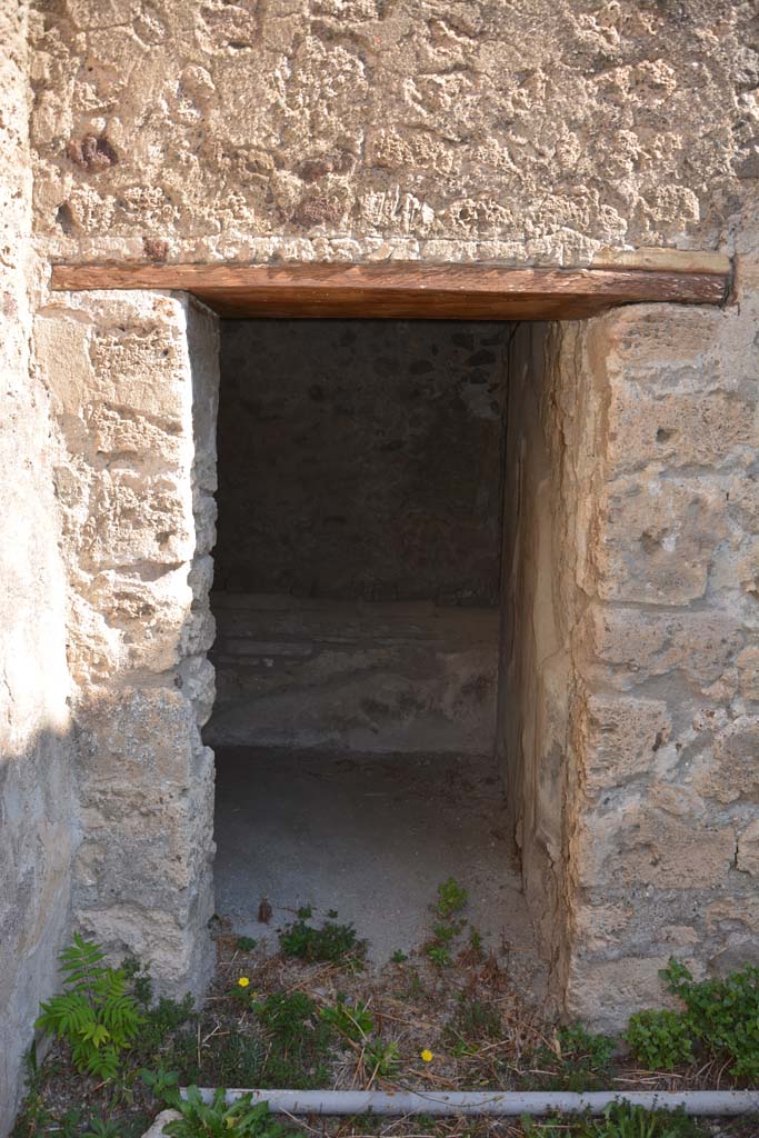 V.2.h Pompeii. October 2019. Room ‘p’, doorway to kitchen in north-east corner of atrium.
Foto Annette Haug, ERC Grant 681269 DÉCOR.
