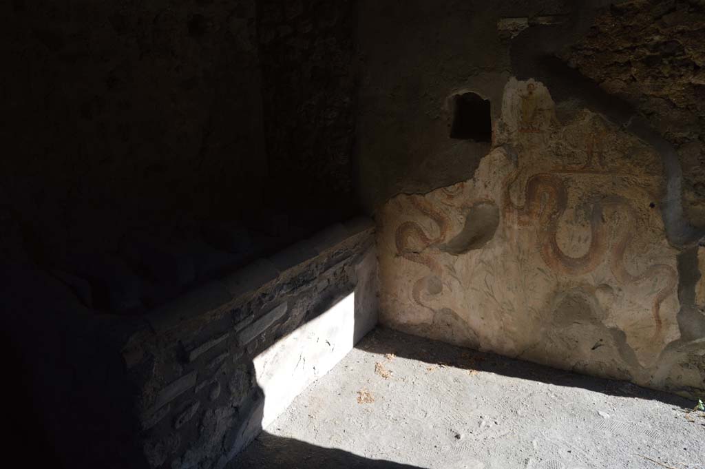 V.2.h Pompeii. October 2017. Kitchen ‘p’, looking towards east wall with hearth, south-east corner, and south wall with lararium.
Foto Taylor Lauritsen, ERC Grant 681269 DÉCOR.
