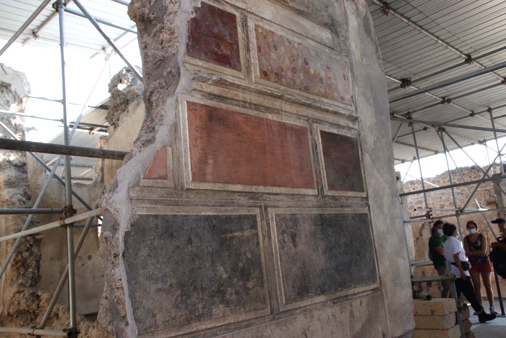 V.2.Pompeii. Casa di Orione. September 2021. 
Looking towards south wall of entrance corridor/fauces from entrance doorway. Photo courtesy of Klaus Heese.
