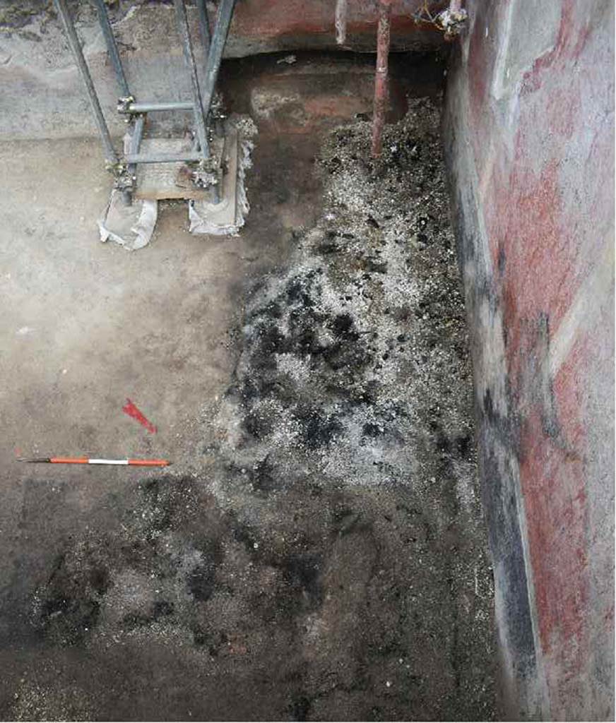 V.2.Pompeii. Casa di Orione. August 2018. Room A10, triclinium, with traces of a burnt couch on the floor.
Photograph © Parco Archeologico di Pompei.

