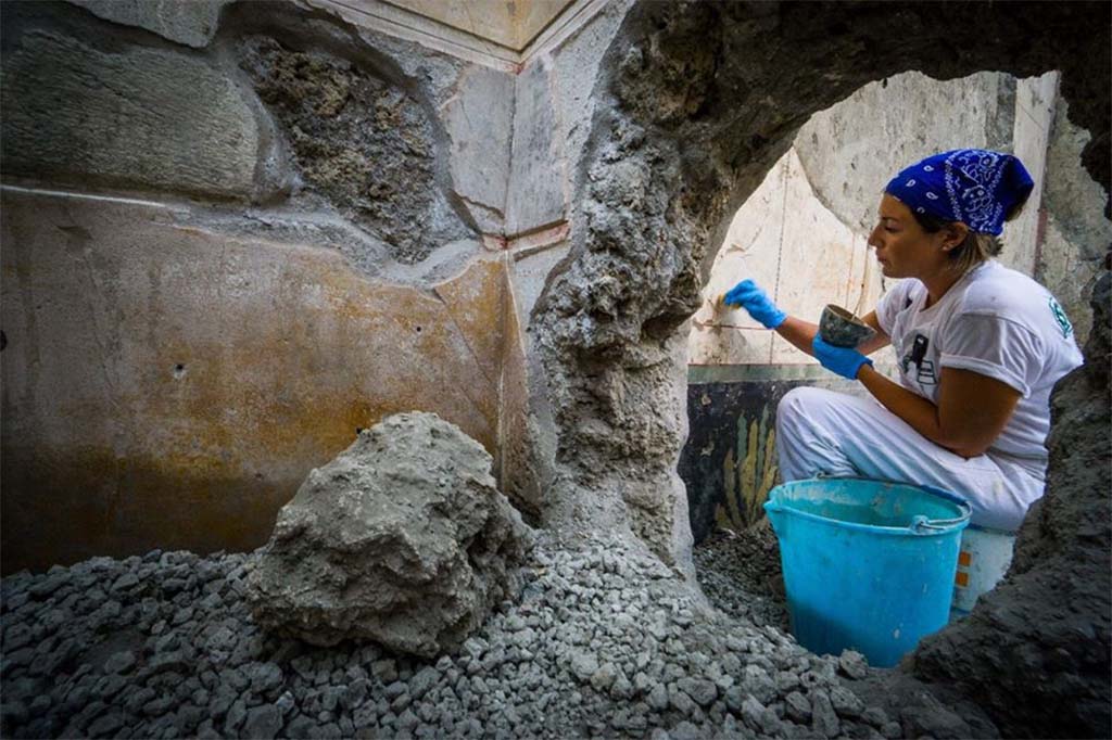 V.2.15 Pompeii. August 2018. Room A11, west wall. A hole from the Bourbon tunnel.
The house was already partly excavated between the eighteenth and nineteenth centuries and rather compromised in several places by tunnels and trenches, still visible, which were the methods used for excavation in the Bourbon era.
Photograph © Parco Archeologico di Pompei.
