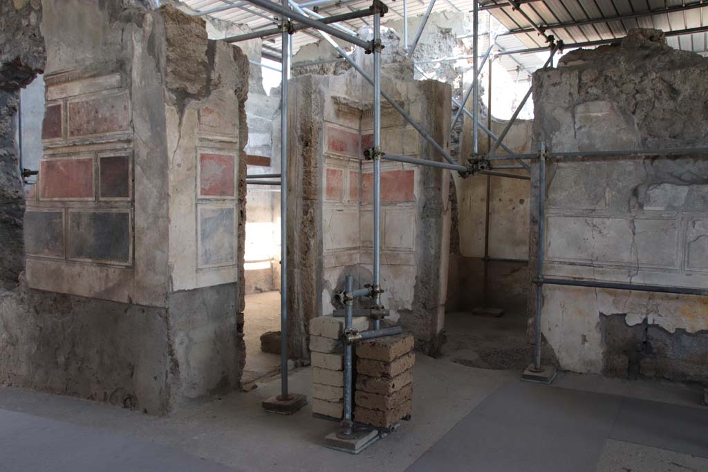 V.2.Pompeii. Casa di Orione. September 2021. 
Looking towards south wall of entrance corridor, south-east corner, and south wall of atrium. Photo courtesy of Klaus Heese.
