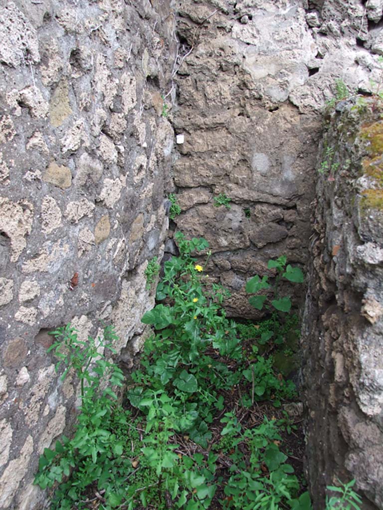 V.3.3 Pompeii. May 2010. Latrine in north-west corner of rear room.