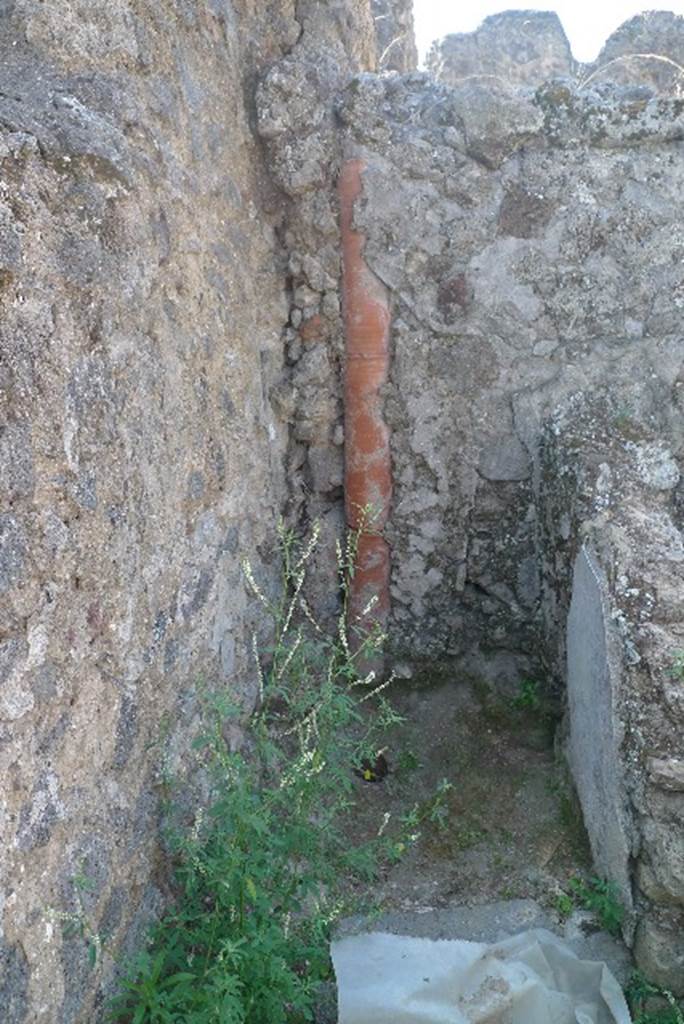 V.3.10 Pompeii. July 2010. Latrine. Photo courtesy of Michael Binns.