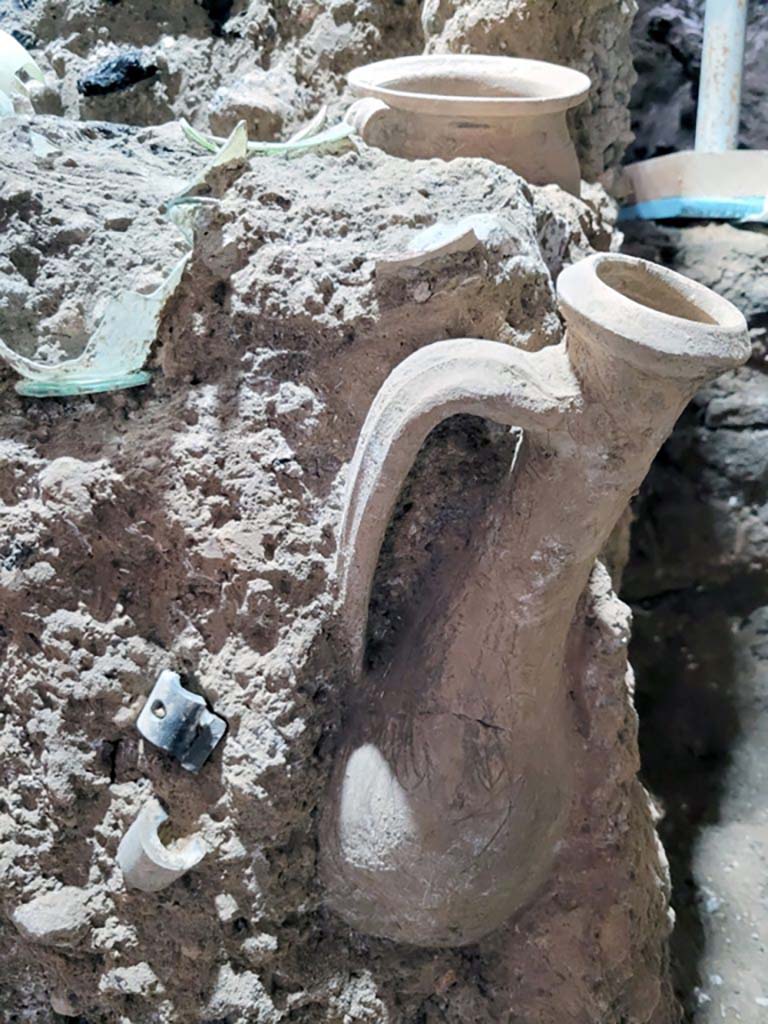 V.3.13 Pompeii. 2022. Room 2b. Remains of hinges, jugs and amphorae in wooden cabinet.
Resti di cerniere, brocche e anfore in armadio ligneo.
Photograph © Parco Archeologico di Pompei.
