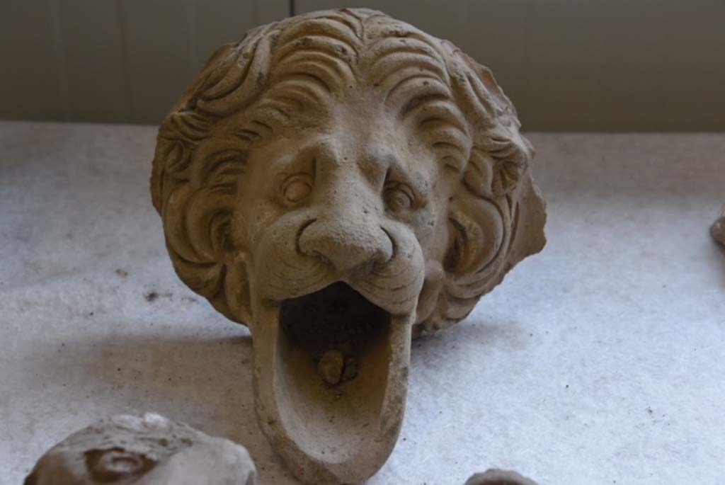 Regio V Pompeii. 2018. Lions head waterspout found during the 2018 excavations. 
Found in the earth from the nineteenth century excavations and twentieth century carried out in the vicinity. 

Canale idrico della testa dei leoni trovato durante gli scavi del 2018.
Trovato sulla terra dagli scavi del XIX secolo e del XX secolo effettuati nelle vicinanze.

Photograph  Parco Archeologico di Pompei.
