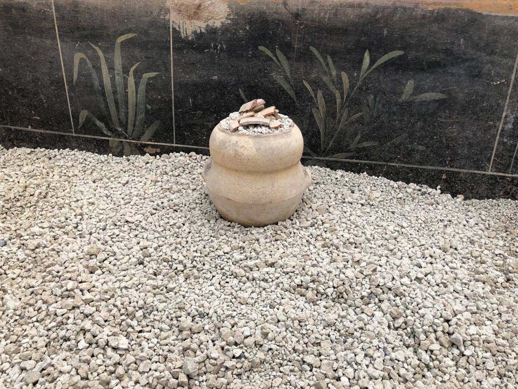 Regio V Pompeii. 2018. Terracotta pot found in Casa del Giardino portico during the 2018 excavations. 

Vaso in terracotta trovato nel portico della Casa del Giardino durante gli scavi del 2018.

Photograph  Parco Archeologico di Pompei.
