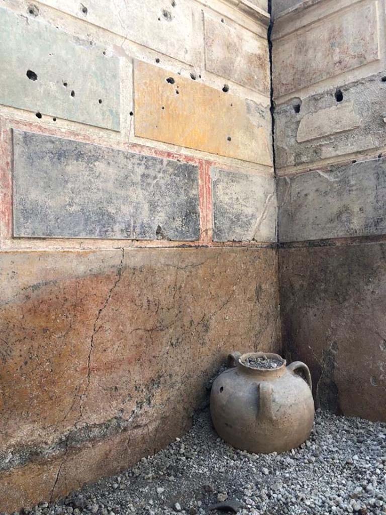 Regio V Pompeii. 2018. Terracotta pot with three handles found in the Casa di Giove in the 2018 excavations. 
Vaso di terracotta con tre maniglie trovate nella Casa di Giove negli scavi del 2018.
Photograph  Parco Archeologico di Pompei.


