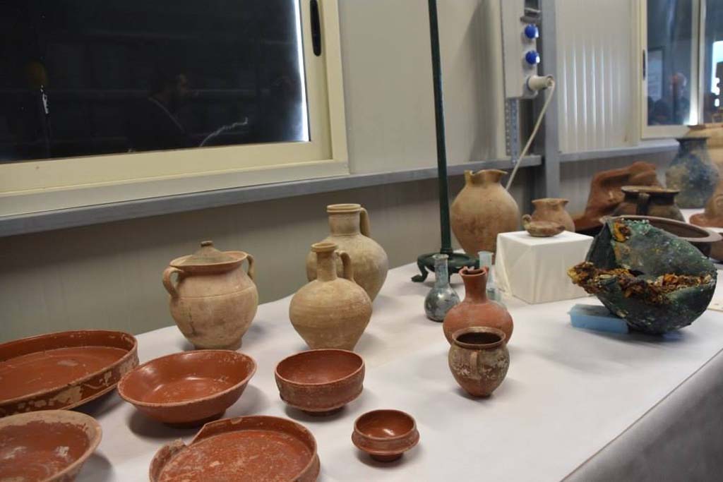 Regio V Pompeii. 2018. Ceramic and clay items found in the 2018 excavations. 

Oggetti in ceramica e argilla trovati negli scavi del 2018.in terracotta trovati negli scavi del 2018.

Photograph  Parco Archeologico di Pompei.
