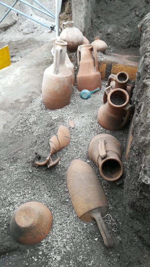 Regio V Pompeii. 2018. Amphorae found in the thermopolium with the painting of a nereid on the counter. 

Anfore trovate nel thermopolium con il dipinto di una Nereide sul bancone.

Photograph  Parco Archeologico di Pompei.
