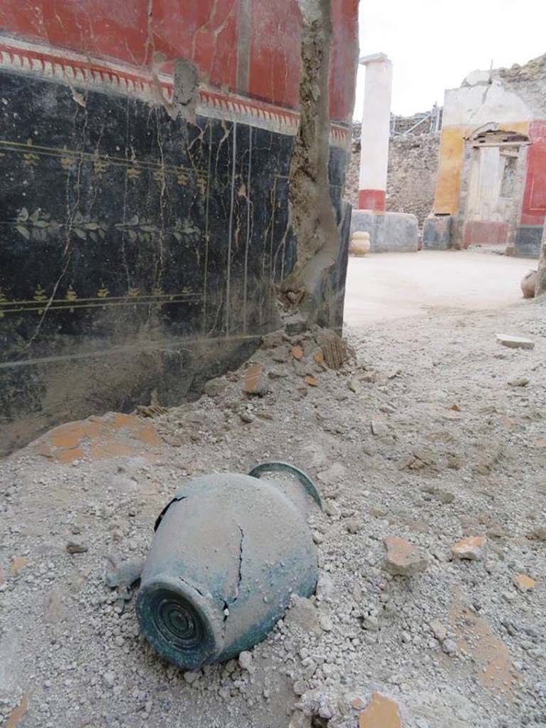 Regio V Pompeii. 2018. Bronze jug found during the 2018 excavations of the Casa del Giardino. 
Brocca di bronzo trovata durante gli scavi 2018 della Casa del Giardino.
Photograph  Parco Archeologico di Pompei.

