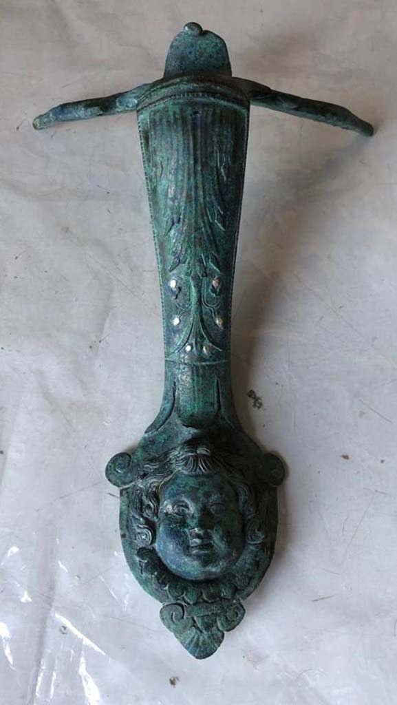 Regio V Pompeii. 2018. Ornate bronze handle with silver inserts found during the 2018 excavations. 
Manico in bronzo ornato con inserti in argento trovati durante gli scavi del 2018.
Photograph  Parco Archeologico di Pompei.
