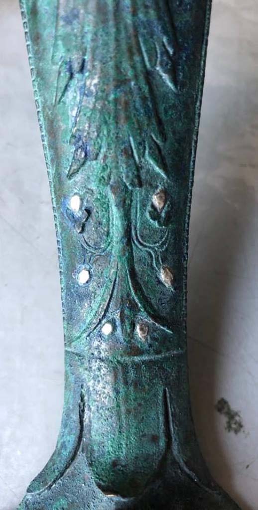 Regio V Pompeii. 2018. Detail of silver inserts on ornate bronze handle found during the 2018 excavations.
Particolare degli inserti in argento sulla maniglia in bronzo ornato trovato gli scavi del 2018.
Photograph  Parco Archeologico di Pompei.


