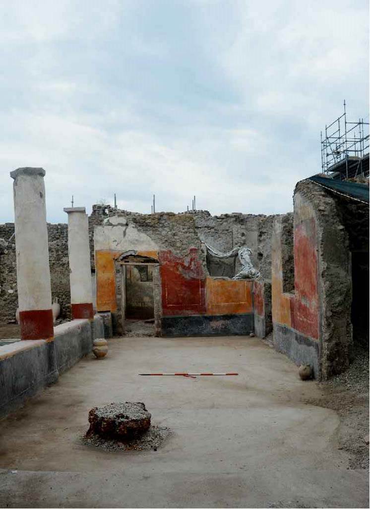 Regio V Pompeii. 2018. Casa del Giardino portico with brazier and other finds still on floor.
Casa del Giardino portico con braciere e altri reperti ancora sul pavimento.
Photograph  Parco Archeologico di Pompei.


