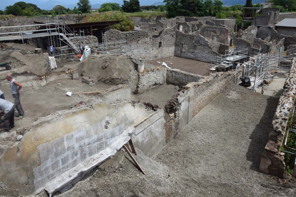 V.3 Pompeii. Casa del Giardino. 2018. Facade under excavation with entrance from the Vicolo dei Balconi.
The housing complex had its main access from the Vicolo dei Balconi, through a monumental doorway with two capitals and a masonry cornice.

Il complesso abitativo aveva il suo accesso principale dal vicolo dei Balconi, attraverso una porta monumentalizzata da due capitelli “a dado” e da una cornice in muratura.

Photograph © Parco Archeologico di Pompei.
