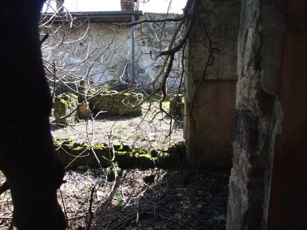 V.4.13 Pompeii. March 2009. Triclinium “R”, looking south into garden area.